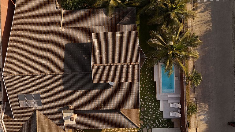 Casa c/ piscina e churrasqueira a 100m da praia