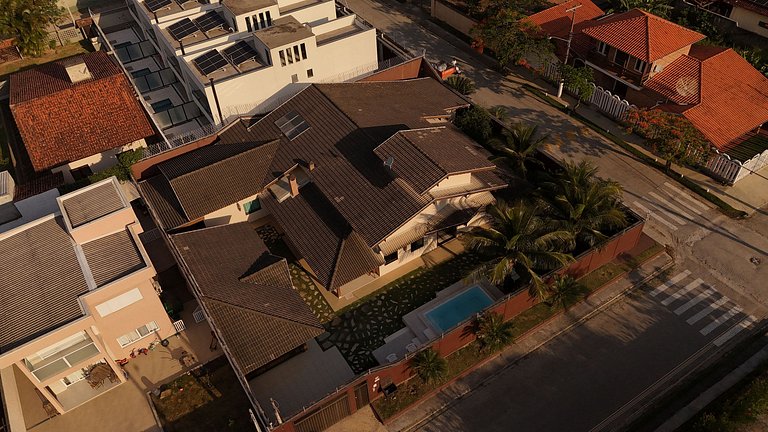Casa c/ piscina e churrasqueira a 100m da praia