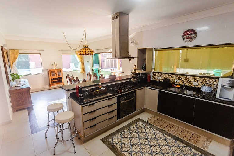 Casa c/ piscina e churrasqueira a 100m da praia