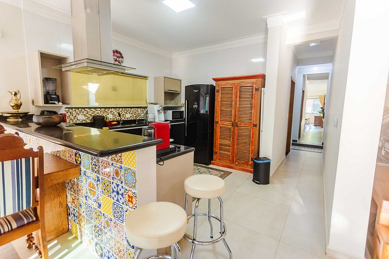 Casa c/ piscina e churrasqueira a 100m da praia