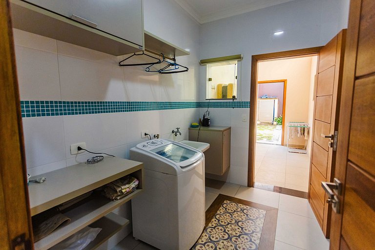 Casa c/ piscina e churrasqueira a 100m da praia