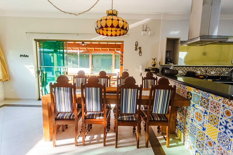 Casa c/ piscina e churrasqueira a 100m da praia