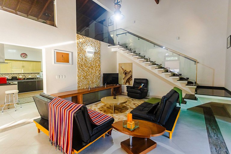 Casa c/ piscina e churrasqueira a 100m da praia