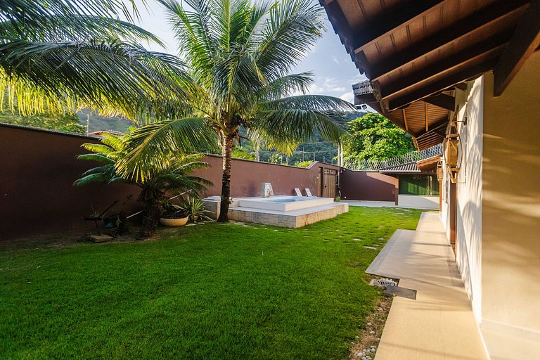 Casa c/ piscina e churrasqueira a 100m da praia