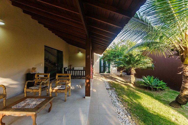Casa c/ piscina e churrasqueira a 100m da praia