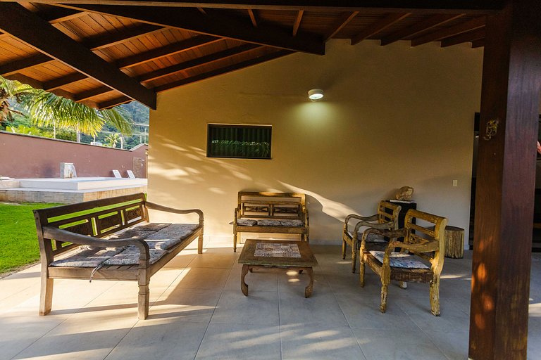 Casa c/ piscina e churrasqueira a 100m da praia