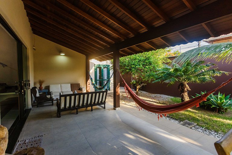 Casa c/ piscina e churrasqueira a 100m da praia
