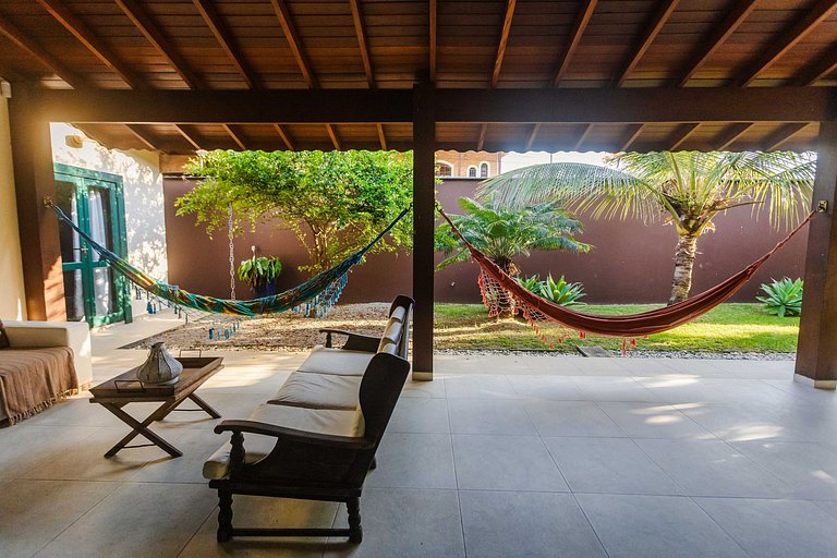 Casa c/ piscina e churrasqueira a 100m da praia
