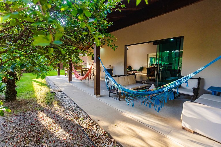 Casa c/ piscina e churrasqueira a 100m da praia
