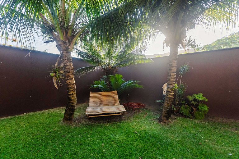 Casa c/ piscina e churrasqueira a 100m da praia