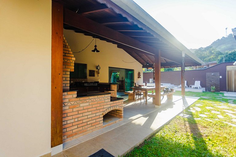 Casa c/ piscina e churrasqueira a 100m da praia