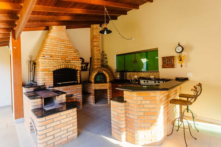 Casa c/ piscina e churrasqueira a 100m da praia