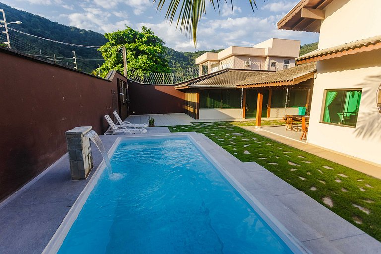 Casa c/ piscina e churrasqueira a 100m da praia