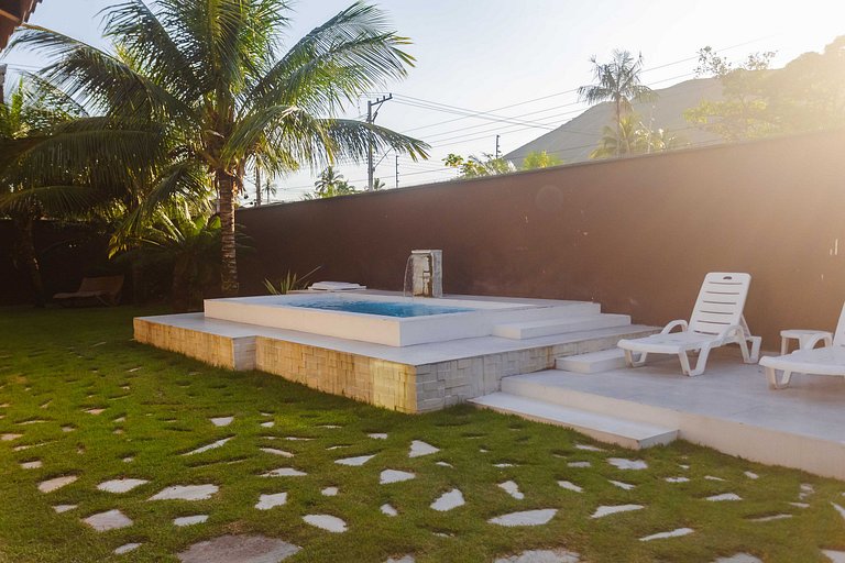 Casa c/ piscina e churrasqueira a 100m da praia