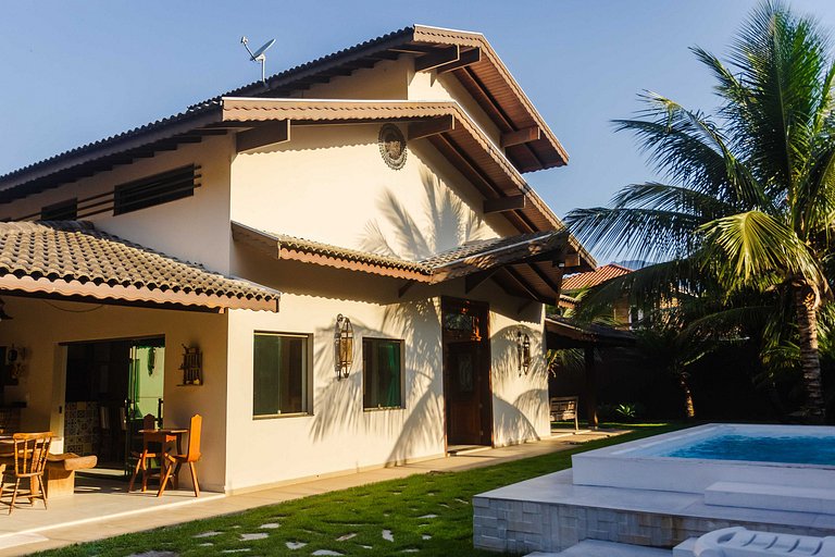 Casa c/ piscina e churrasqueira a 100m da praia