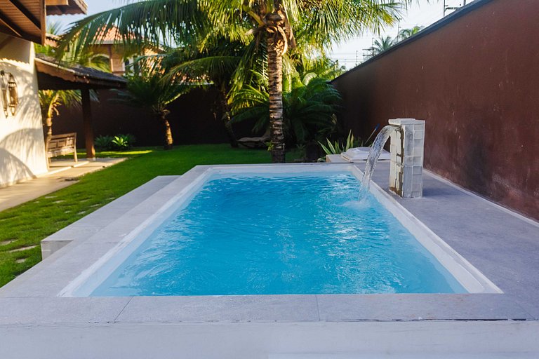 Casa c/ piscina e churrasqueira a 100m da praia