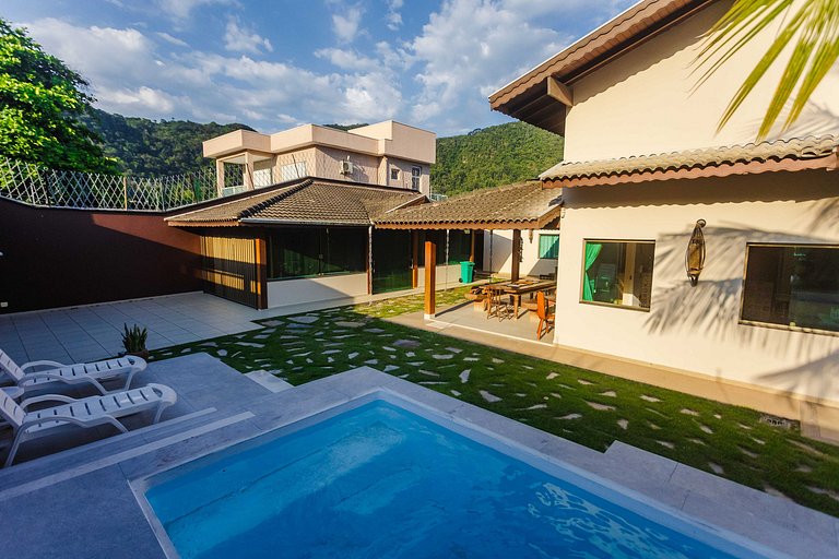 Casa c/ piscina e churrasqueira a 100m da praia