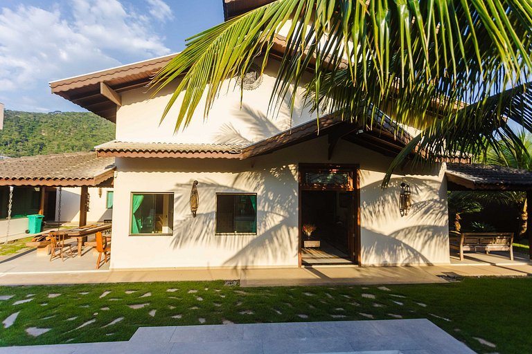 Casa c/ piscina e churrasqueira a 100m da praia