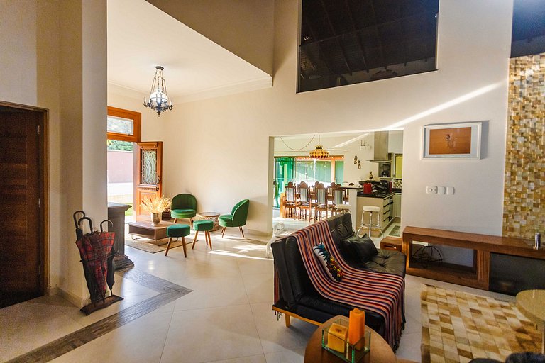 Casa c/ piscina e churrasqueira a 100m da praia