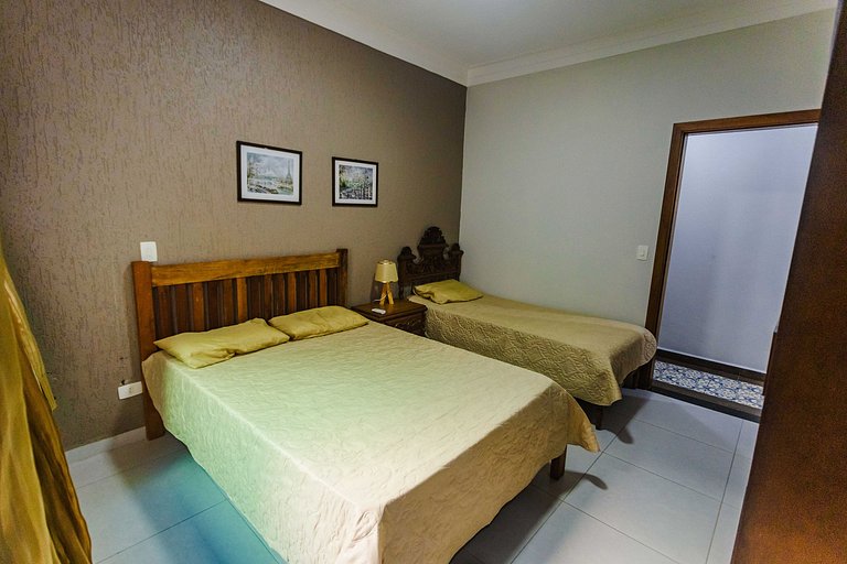 Casa c/ piscina e churrasqueira a 100m da praia